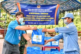Liên đoàn Lao động Tân Bình trao quà hỗ trợ cho công nhân, người lao động có hoàn cảnh khó khăn bị ảnh hưởng bởi dịch COVID-19. (Ảnh: Thanh Vũ/TTXVN)