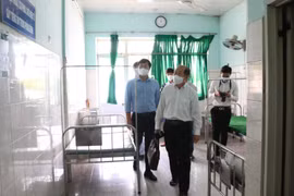 Lãnh đạo tỉnh Đồng Tháp kiểm tra cơ sở vật chất tại Bệnh viện Y học cổ truyền chiều 4/8, nơi chuyển công năng thành bệnh viện tiếp nhận điều trị COVID-19, quy mô 250-300 giường. (Ảnh: Chương Đài/TTXVN)