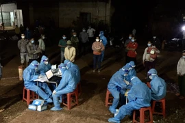 Trung tâm Y tế huyện Bù Gia Mập lấy mẫu xét nghiệm người dân trong khu phong tỏa thôn Bình Hà 2. (Ảnh: TTXVN phát)