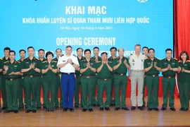Lãnh đạo Cục Gìn giữ hòa bình Việt Nam, các chuyên gia của EU và học viên tại lễ khai giảng lớp học. (Ảnh: Trọng Đức/TTXVN)