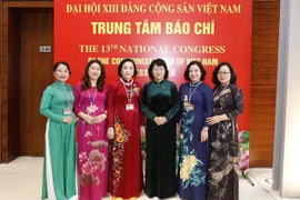 Phó Chủ tịch nước Đặng Thị ngọc Thịnh với các đại biểu nữ dự Đại hội ngày 27/1. (Ảnh: TTXVN)