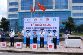 Lễ xuất quân tiễn các cán bộ, sinh viên Đại học Y Dược Cần Thơ chi viện hỗ trợ tỉnh Kiên Giang chống dịch. (Ảnh: TTXVN phát)