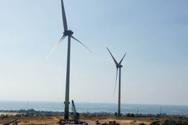 Nhà máy điện gió Mũi Dinh (xã Phước Dinh, huyện Thuận Nam, Ninh Thuận) khánh thành ngày 10/4/2019, công suất giai đoạn 1 là 37,6MW, với tổng mức đầu tư 1.472 tỷ đồng, đóng góp hằng năm 100 triệu Kwh năng lượng sạch vào lưới điện quốc gia. (Ảnh: Công Thử/T