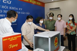 Bí thư Thành ủy Hà Nội Đinh Tiến Dũng kiểm tra công tác bầu cử và công tác phòng, chống dịch bệnh COVID-19 tại Khu vực bỏ phiếu số 8, phường Phú Thượng, quận Tây Hồ, Hà Nội. (Ảnh: Nguyễn Điệp/TTXVN) 