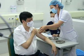 Giáo sư, tiến sỹ Nguyễn Thanh Long - Bộ trưởng Bộ Y tế, được tiêm vaccine phòng COVID-19. (Ảnh: Hoàng Hiếu/TTXVN) 