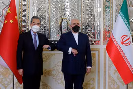 Ngoại trưởng Iran Javad Zarif đón Ngoại trưởng Trung Quốc Vương Nghị ở Tehran ngày 27/3/2021. (Nguồn: AFP)