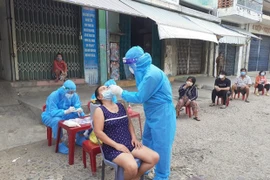 Lấy mẫu tầm soát cộng đồng trên địa bàn thành phố Nha Trang. (Ảnh: TTXVN phát) 