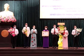 Bí thư Thành ủy Thành phố Hồ Chí Minh Nguyễn Văn Nên và bà Trương Thị Ngọc Ánh, Phó Chủ tịch Ủy ban Trung ương MTTQ Việt Nam trao Huân chương Lao động hạng 3 của Chủ tịch nước tặng Ủy ban Mặt trận Tổ quốc Việt Nam Thành phố Hồ Chí Minh. (Ảnh: Xuân Khu/TTX