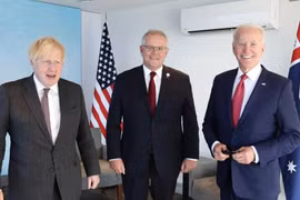 Thủ tướng Anh Boris Johnson (trái) gặp mặt Thủ tướng Australia - Scott Morrison (giữa) và Tổng thống Mỹ Joe Biden (phải) tại Anh hồi tháng 6/2021. (Nguồn The Australian).