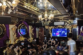 Quán Karaoke Z76 tại thời điểm bị lực lượng chức năng kiểm tra. (Ảnh: TTXVN phát)