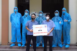 Tình nguyện viên của Chương trình Ranh Giới và bạn bè phối hợp VNews (Truyền hình TTXVN) trao quà hỗ trợ cho Mặt trận Tổ quốc huyện Việt Yên (Bắc Giang). (Ảnh: Danh Lam/TTXVN)
