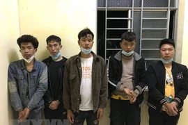 5 đối tượng người Trung Quốc bị Đồn Biên phòng Long Khốt (huyện Vĩnh Hưng, tỉnh Long An), bắt giữ. (Ảnh: Thanh Bình/TTXVN) 