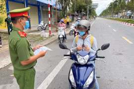 Lực lượng chức năng tỉnh Bạc Liêu kiểm soát chặt chẽ các trường hợp ra đường trong thời gian tỉnh áp dụng Chỉ thị 16. (Ảnh: Chanh Đa/TTXVN)