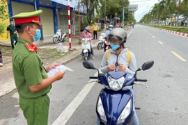 Lực lượng chức năng tỉnh Bạc Liêu kiểm soát chặt chẽ các trường hợp ra đường trong thời gian tỉnh áp dụng Chỉ thị 16. (Ảnh: Chanh Đa/TTXVN)