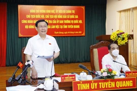 Chủ tịch Quốc hội Vương Đình Huệ phát biểu tại buổi làm việc với Ủy ban bầu cử tỉnh Tuyên Quang. (Ảnh: Doãn Tấn/TTXVN) 