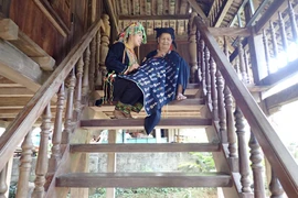 Phụ nữ dân tộc Dao thêu trang phục dân tộc. (Ảnh: Anh Tuấn/TTXVN) 