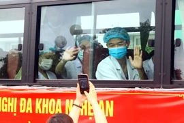 Các cán bộ y tế Bệnh viện Hữu nghị Đa khoa Nghệ An hăng hái lên đường hỗ trợ ngành y tế Hà Tĩnh phòng chống dịch COVID-19. (Ảnh: Tá Chuyên/TTXVN) 