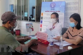 Chi trả hỗ trợ cho người gặp khó khăn do dịch COVID-19. Ảnh minh họa. (Nguồn: TTXVN) 
