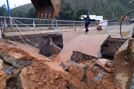 Sạt lở mố cầu bêtông dẫn vào khu tái định cư Bằng La, xã Trà Leng, huyện Nam Trà My, tỉnh Quảng Nam. (Ảnh: TTXVN phát)
