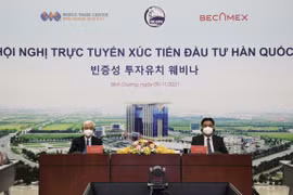 Lãnh đạo Ủy ban Nhân dân tỉnh Bình Dương chủ trì Hội nghị trực tuyến xúc tiến đầu tư Hàn Quốc vào Bình Dương. (Ảnh: Chí Tưởng/TTXVN)