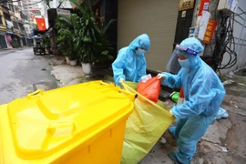 Rác thải khu vực cách ly đang phân loại bằng túi riêng. (Ảnh: Hoàng Hiếu/TTXVN) 