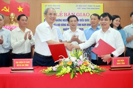 Bàn giao danh sách ứng viên đại biểu Quốc hội và Hội đồng Nhân dân cho Ủy ban bầu cử tỉnh Nam Định. (Ảnh: Nguyễn Lành/TTXVN)