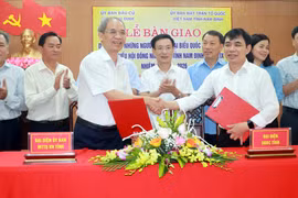 Bàn giao danh sách ứng viên đại biểu Quốc hội và Hội đồng Nhân dân cho Ủy ban bầu cử tỉnh Nam Định. (Ảnh: Nguyễn Lành/TTXVN)