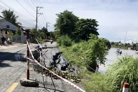 Đoạn đường Tỉnh lộ 946, cặp bờ kênh Ông Chưởng xảy ra sạt lở có chiều dài khoảng 40m đi qua địa bàn xã Long Điền B, huyện Chợ Mới, tỉnh An Giang. (Ảnh: TTXVN phát)