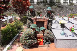 Đội Quy tập mộ liệt sỹ Quân đoàn 3 an táng hài cốt liệt sỹ tại Nghĩa trang Liệt sỹ huyện Sa Thầy, tỉnh Kon Tum. Ảnh minh họa. (Nguồn: TTXVN)