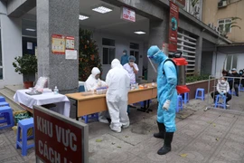 Người dân trở về từ vùng dịch đến khai báo và lấy mẫu xét nghiệm tập trung, sáng 31/1. (Ảnh: Minh Quyết/TTXVN)