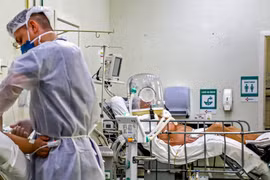 Điều trị cho bệnh nhân nhiễm COVID-19 tại bệnh viện ở Sao Leopoldo, Brazil. (Ảnh: AFP/TTXVN)