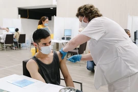 Nhân viên y tế tiêm vaccine ngừa COVID-19 cho người dân tại Moskva, Nga. (Ảnh: THX/TTXVN)