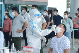 Nhân viên y tế lấy mẫu xét nghiệm. (Ảnh: Văn Dũng/TTXVN) 