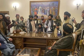 Các chỉ huy Taliban kiểm soát Phủ Tổng thống Afghanistan tại Kabul, ngày 15/8. (Ảnh: AP/TTXVN) 
