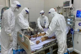 Các bác sỹ chữa trị cho bệnh nhân mắc COVID-19. (Ảnh: TTXVN phát)