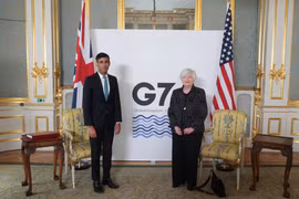 Bộ trưởng Tài chính Anh Rishi Sunak (trái) trong cuộc gặp Bộ trưởng Tài chính Mỹ Janet Yellen tại London, trước thềm Hội nghị Bộ trưởng Tài chính Nhóm các nước công nghiệp phát triển hàng đầu thế giới (G7), ngày 3/6/2021. (Ảnh: AFP/TTXVN)