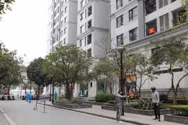 Tòa chung cư T6 ở Times City đã được phong tỏa tạm thời để thực hiện các biện pháp an toàn phòng, chống dịch. (Ảnh: Thanh Tùng/TTXVN)
