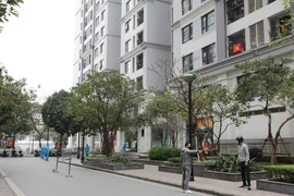 Tòa chung cư T6 ở Times City đã được phong tỏa tạm thời để thực hiện các biện pháp an toàn phòng, chống dịch. (Ảnh: Thanh Tùng/TTXVN)