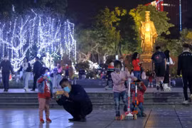 Không gian đi bộ tại khu vực Tượng đài Lý Thái Tổ, quận Hoàn Kiếm, Hà Nội. (Ảnh: Hoàng Hiếu/TTXVN)