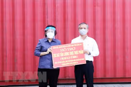 Bà Tô Thị Bích Châu, Chủ tịch Ủy ban Mặt trận Tổ quốc Việt Nam Thành phố Hồ Chí Minh tiếp nhận tượng trưng số hàng do Tỉnh ủy, nhân dân tỉnh Nghệ An hỗ trợ Thành phố. (Ảnh: Xuân Khu/TTXVN) 
