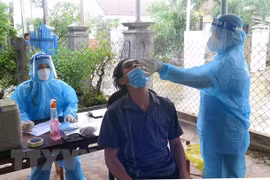 Lấy mẫu xét nghiệm SARS-CoV-2 sàng lọc cộng đồng. Ảnh minh họa. (Ảnh: Xuân Triệu/TTXVN)