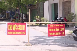 Chốt kiểm soát dịch COVID-19 tại xã Trung Hưng, huyện Yên Mỹ, tỉnh Hưng Yên. (Ảnh: Đinh Tuấn/TTXVN)