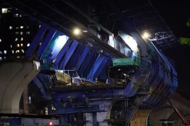 Công trình Vành đai 2 (đoạn Minh Khai-Ngã tư Vọng) được thi công trong đêm để vừa đảm bảo tiến độ vừa phòng chống dịch. (Ảnh: Huy Hùng/TTXVN) 