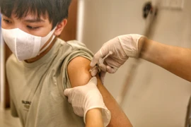 Người dân phường Phạm Đình Hổ được tiêm vaccine AstraZeneca chiều 9/9. (Ảnh: Tuấn Đức/TTXVN) 