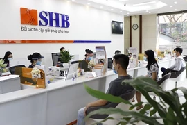 Giao dịch tại SHB. (Ảnh: CTV/Vietnam+)