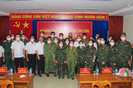 Đoàn cán bộ Cục hậu cần Quân khu 9 đến hỗ trợ tỉnh Bạc Liêu trong công tác phòng, chống dịch COVID-19. (Ảnh: Chanh Đa/TTXVN) 