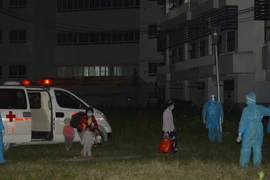 Các trường hợp F1 tại Hà Nam được chuyển sang Bệnh viện dã chiến để theo dõi, chăm sóc sức khỏe. (Ảnh: Thanh Tuấn/TTXVN)