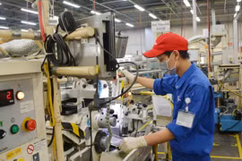 Công nhân làm việc trong ngày đầu thực hiện nới lỏng giãn cách xã hội tại Khu Công nghiệp Linh Trung 1. (Ảnh: Hồng Pha/TTXVN phát) 