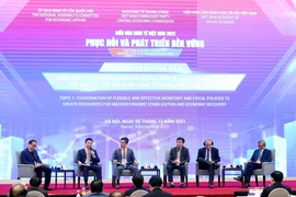 Các đại biểu tham dự buổi tọa đàm chuyên đề về phối hợp các chính sách tài khóa, tiền tệ linh hoạt, hiệu quả, tạo nguồn lực ổn định kinh tế vĩ mô, phục hổi kinh tế. (Ảnh: Phạm Kiên/TTXVN) 