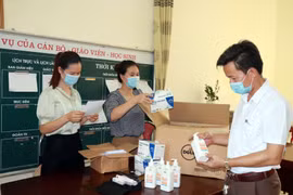 Trước ngày thi các nhà trường cũng đã chuẩn bị đủ nước sát khuẩn, khẩu trang y tế cho tất cả các thí sinh. (Ảnh: Bích Huệ/TTXVN) 